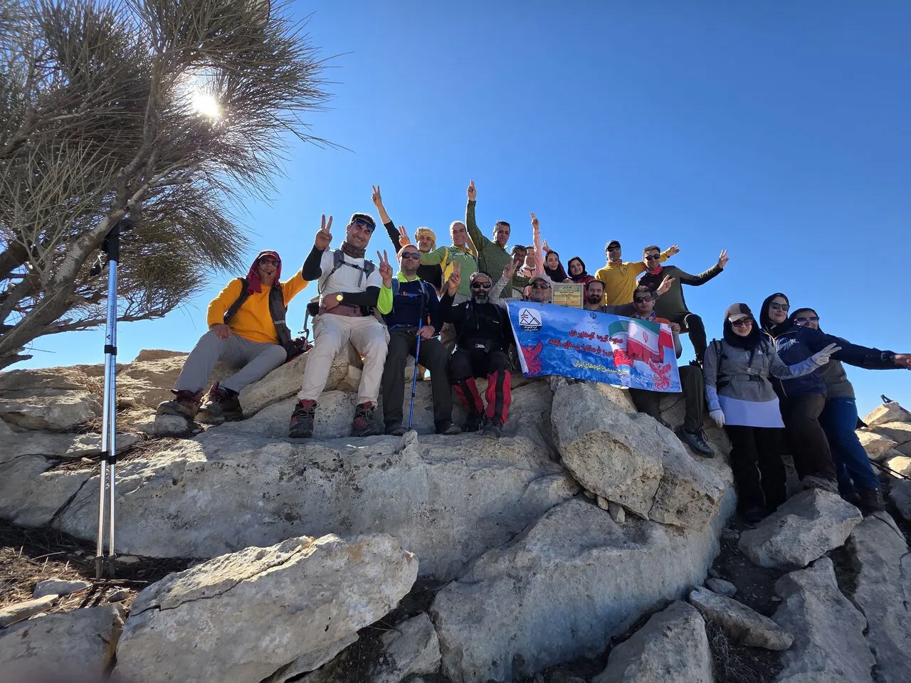 صعود موفق گروه کوهنوردی استانداری فارس به قله بیرمی استان بوشهر