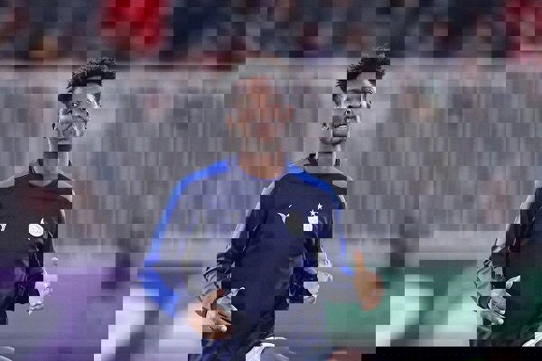 استقلال برای شکایت از اندونگ از اروپایی ها مشورت می گیرد