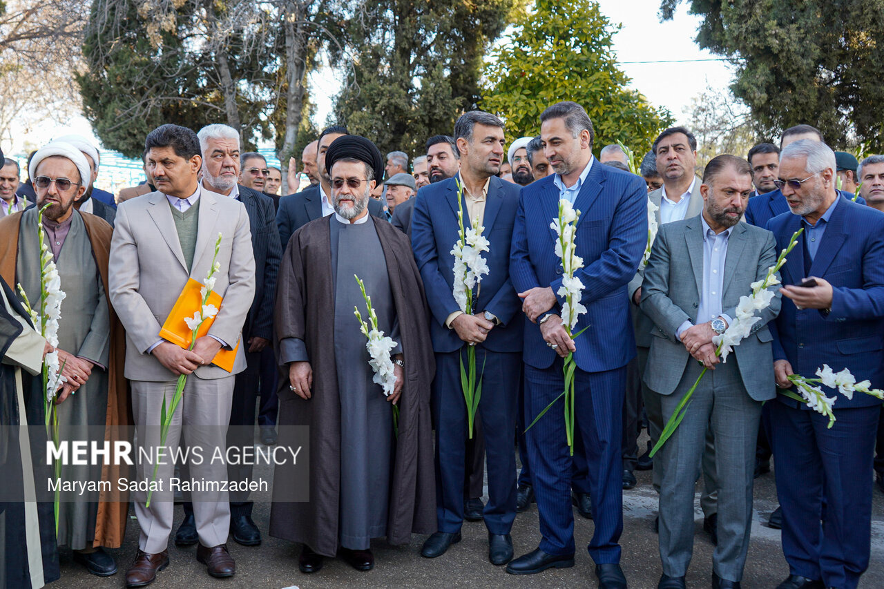 گلباران قبور شهدا در شیراز