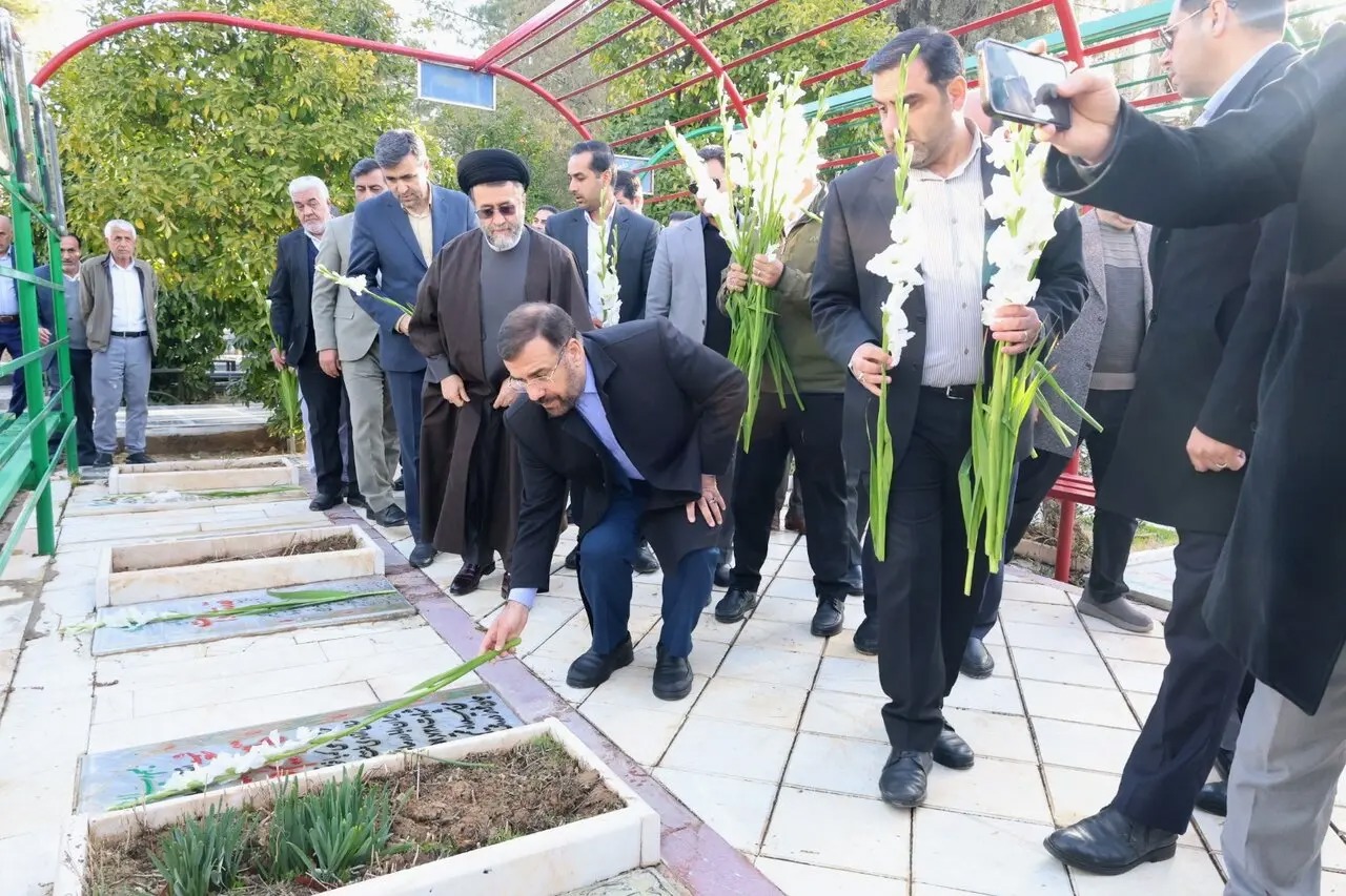 تجدید میثاق با آرمان‌های امام خمینی(ره) و شهدای انقلاب اسلامی در گلزار شهدا