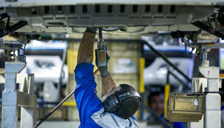 تولید خودروی سواری ۱۰ درصد کاهش یافت