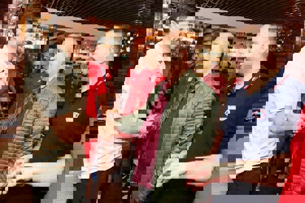 دیدار صمیمانه مهدی تاج با ملی‌پوشان فوتسال در اندونزی