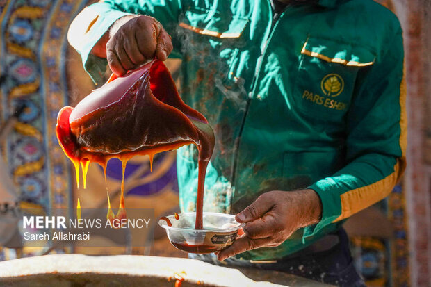 عکس/ پخت ۵۰ تن سمنو در شیراز