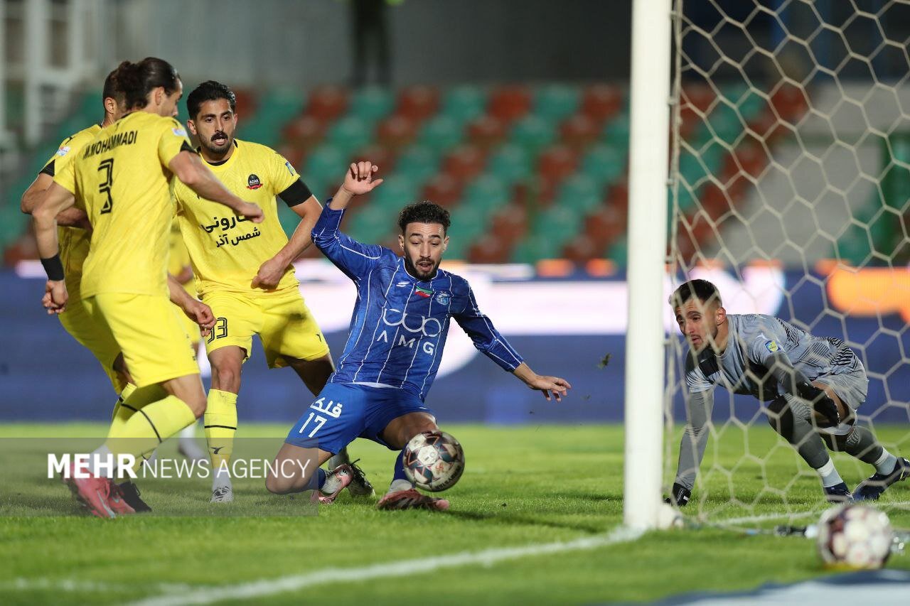 بازیکن سابق بارسلونا با استقلال ۴۰۰ تایی شد