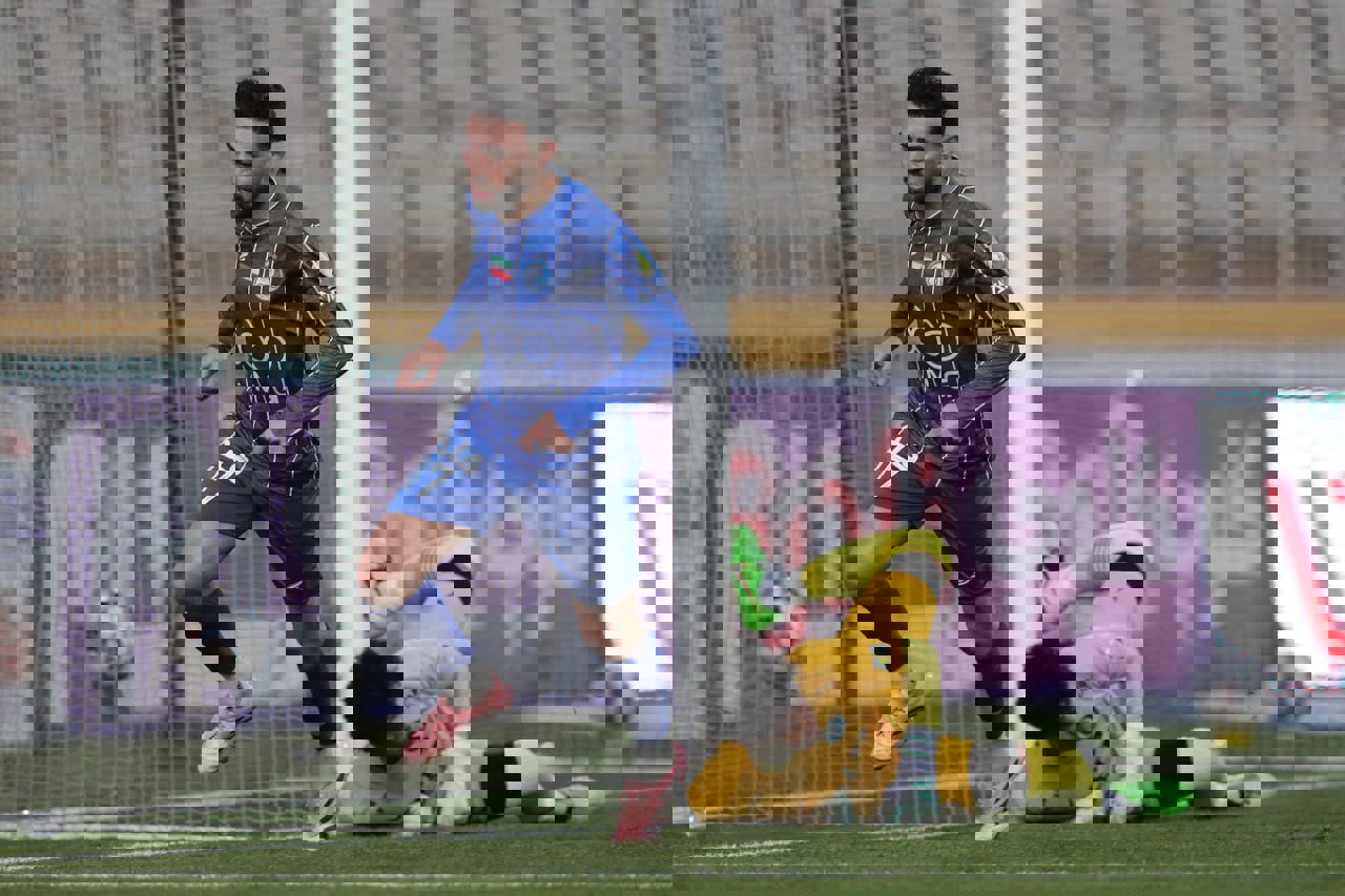 کیفیت نامطلوب چمن و احساسی شدن بازیکن استقلال در باد شدید!