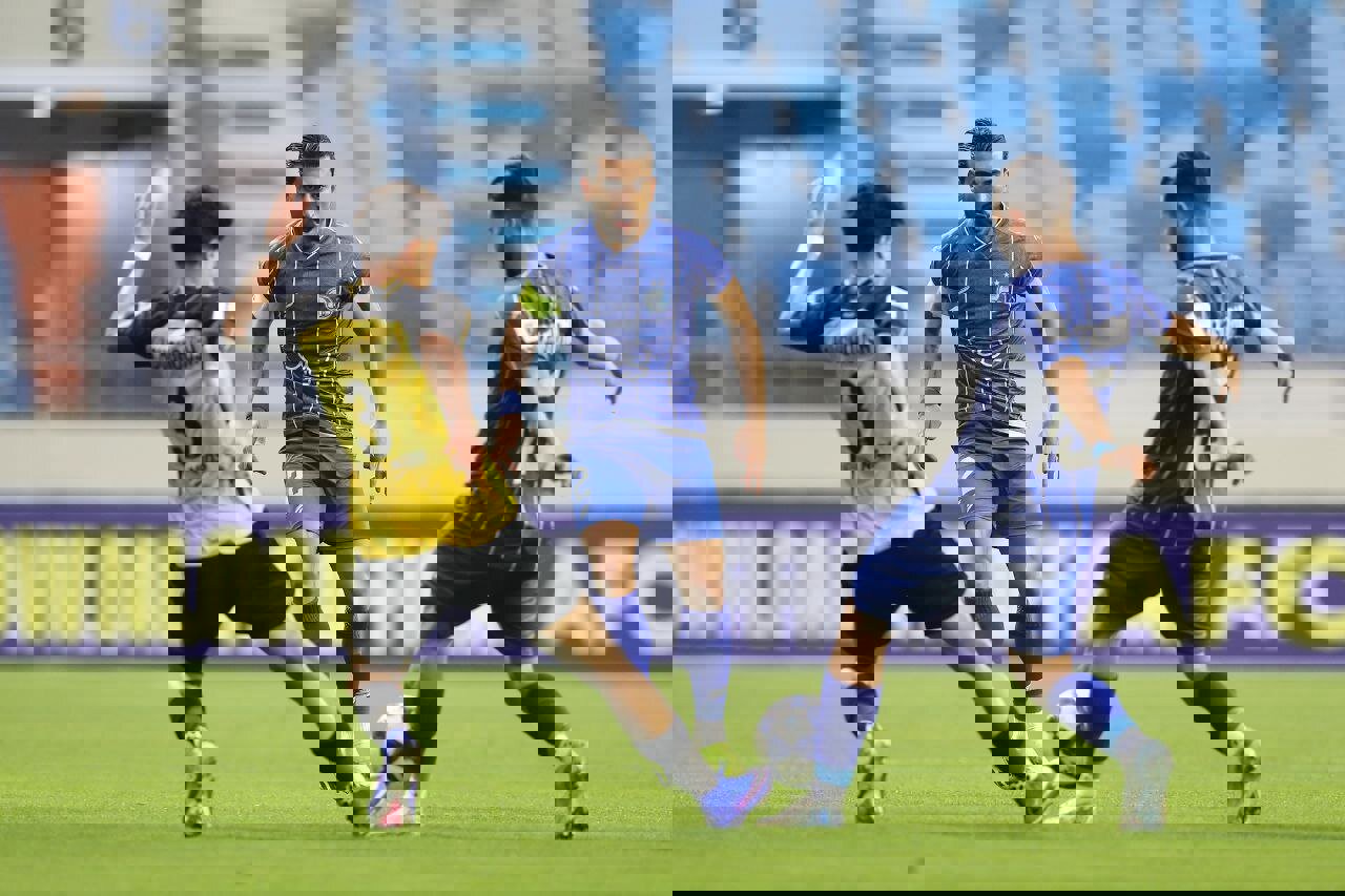 تساوی استقلال و الحسین در نیمه اول؛ ابولیلا مانع از گلزنی آبی‌ها شد