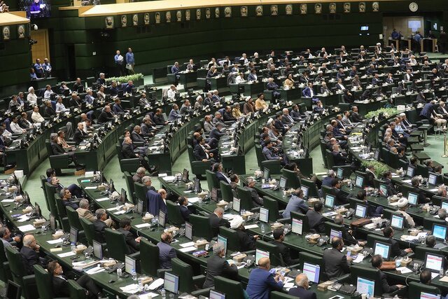 انتقاد نماینده مجلس از وزیر جهاد کشاوزری: مرغداران مجبور هستند جوجه‌ها را در چاه بریزند