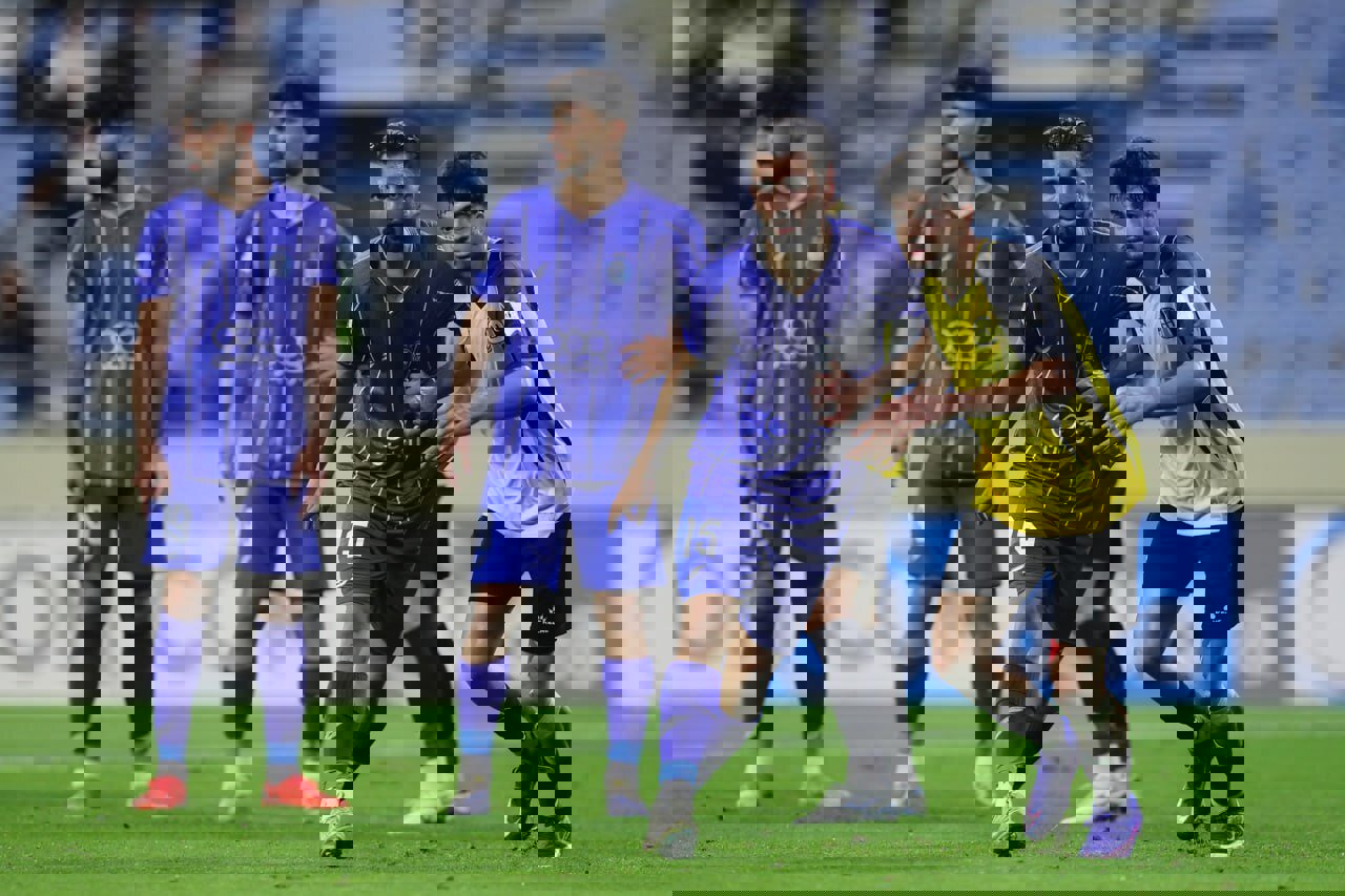 استقلال به آسانی پیروزی را با تساوی در نیمه اول عوض کرد