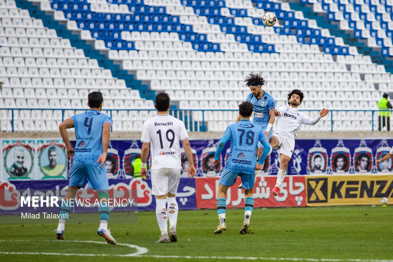 شکست صدرنشین مدعیان را خوشحال کرد/ چادرملو عالی به بازی برگشت