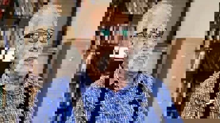 پیکر مترجم منشور کوروش در آرامگاه حافظ آرام می‌گیرد