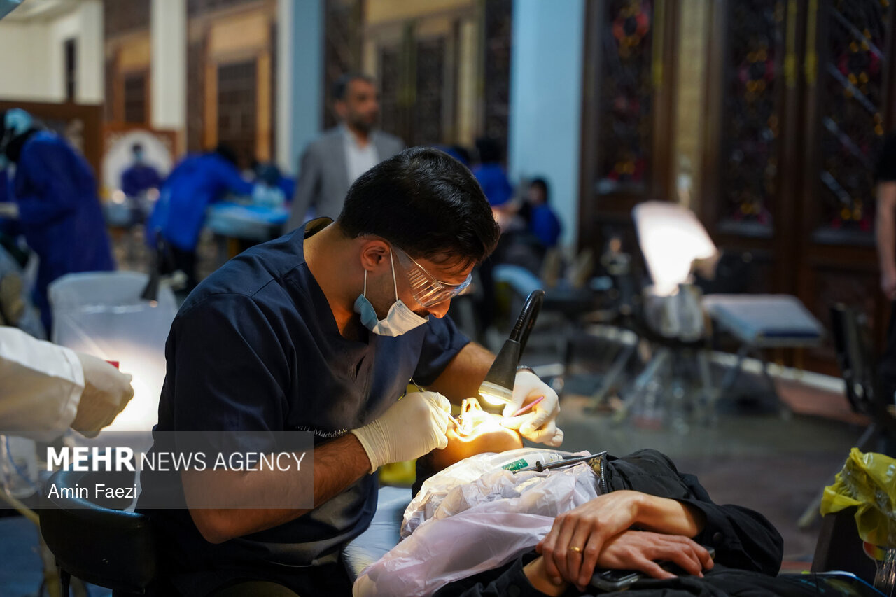 رزمایش ملی سلامت در حرم حضرت شاهچراغ(ع)؛ پزشکان جهادی پای کار مردم