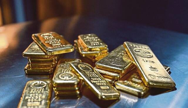 طلای جهانی ترمز کرد