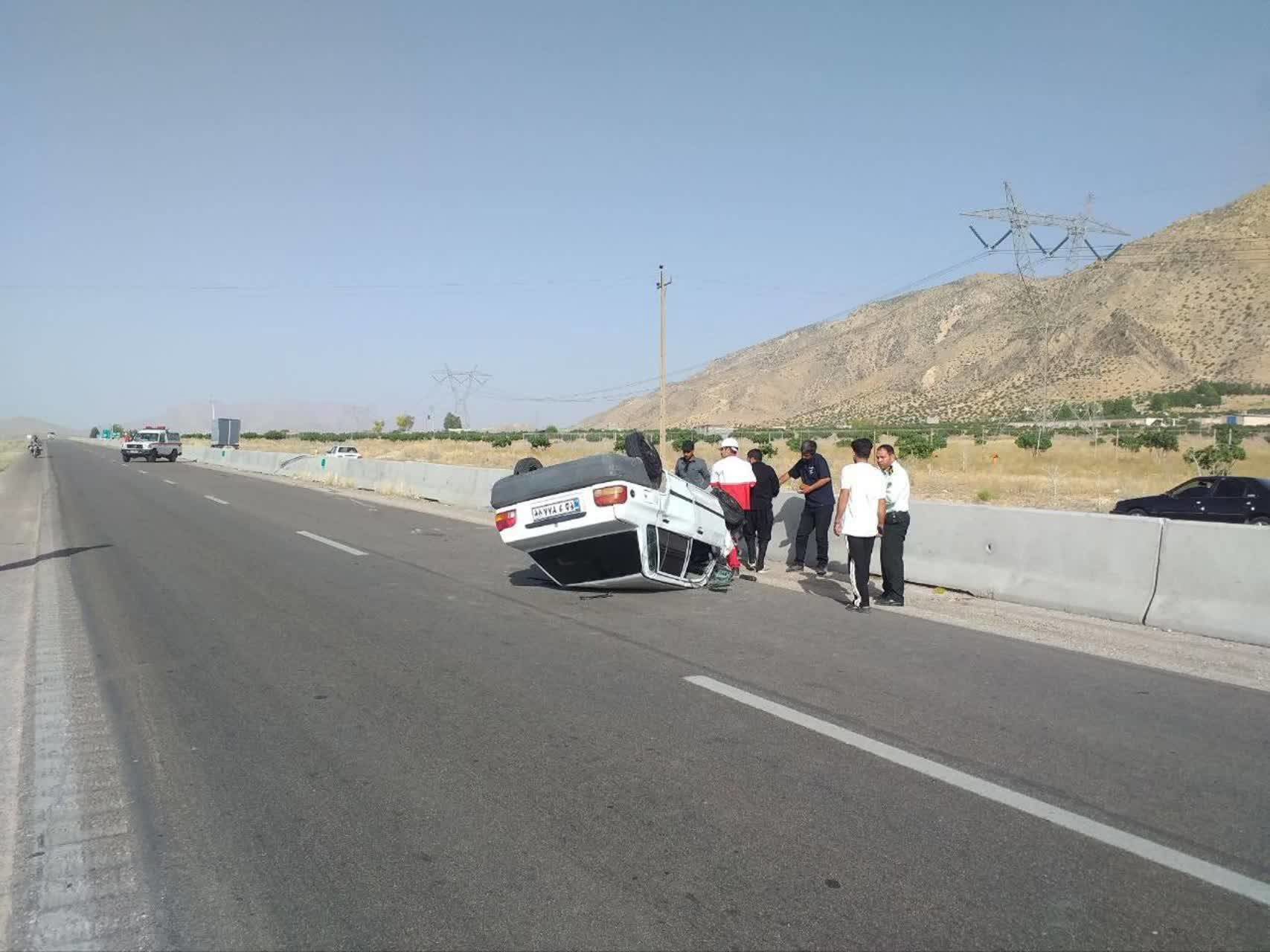 واژگونی سواری در جاده استهبان به شیراز با ۲ مصدوم