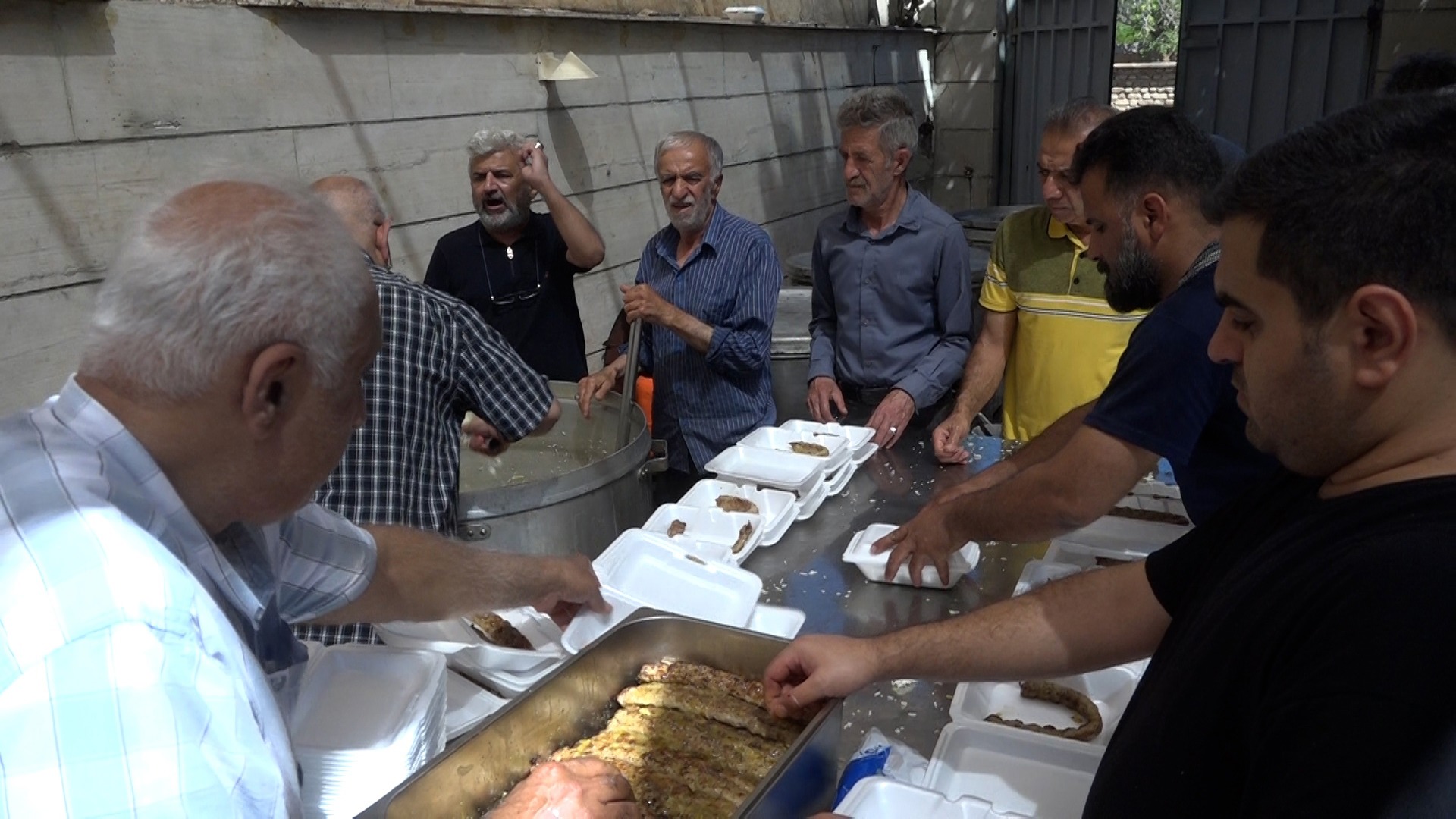 پخت و توزیع ۵ هزار پرس غذای نذری در شیراز