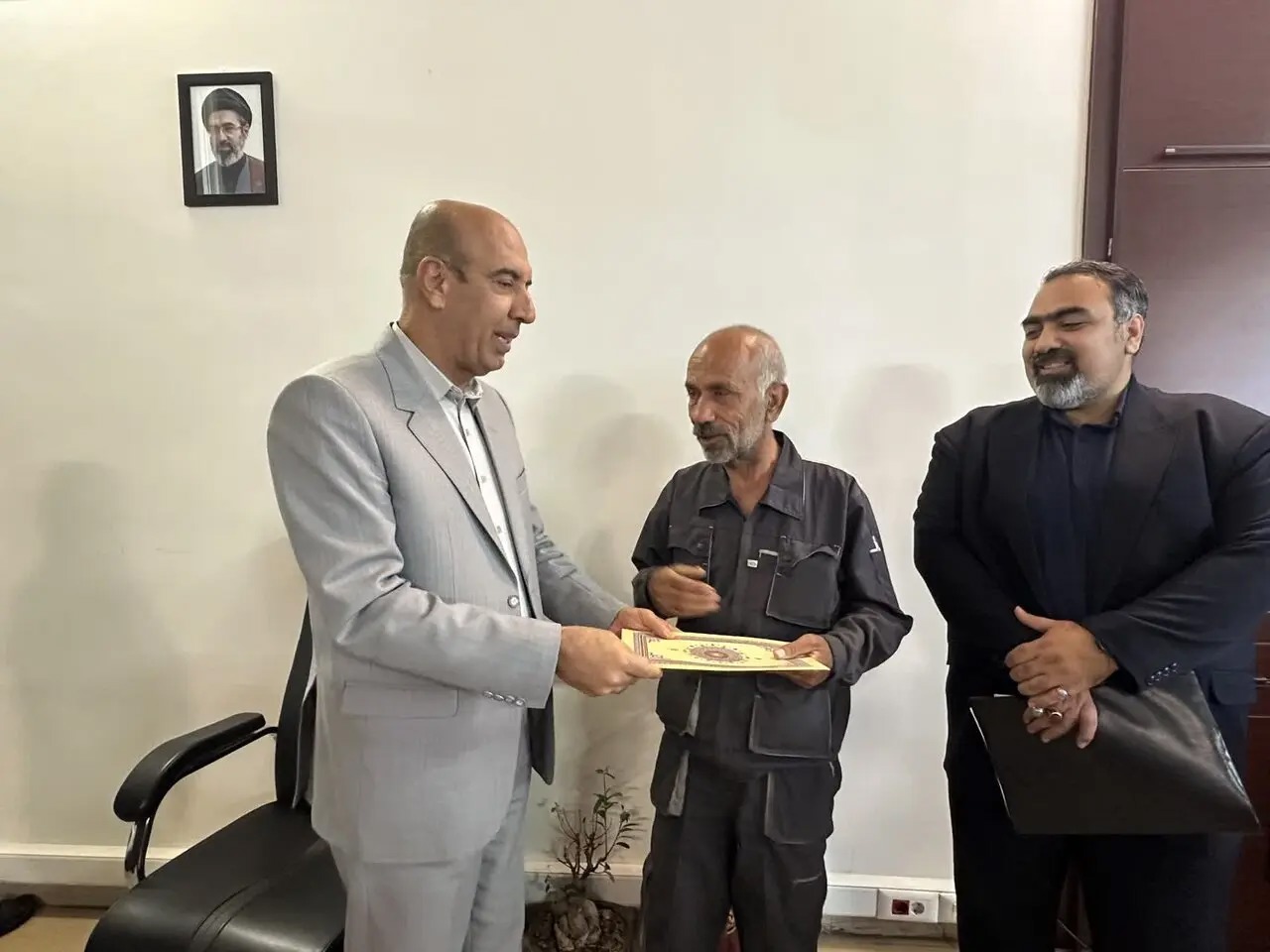 تجلیل از امانت‌داری و مسئولیت‌پذیری کارمند فضای سبز