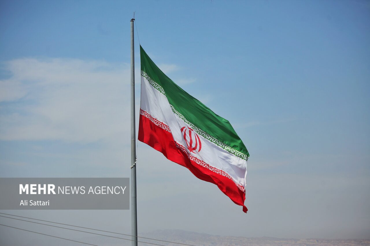 شیراز ایستاده زیر پرچم ایران