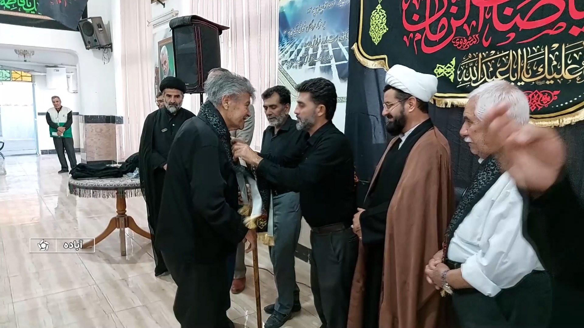 اهدای شال عزا به مداحان و خادمان حسینی در آباده