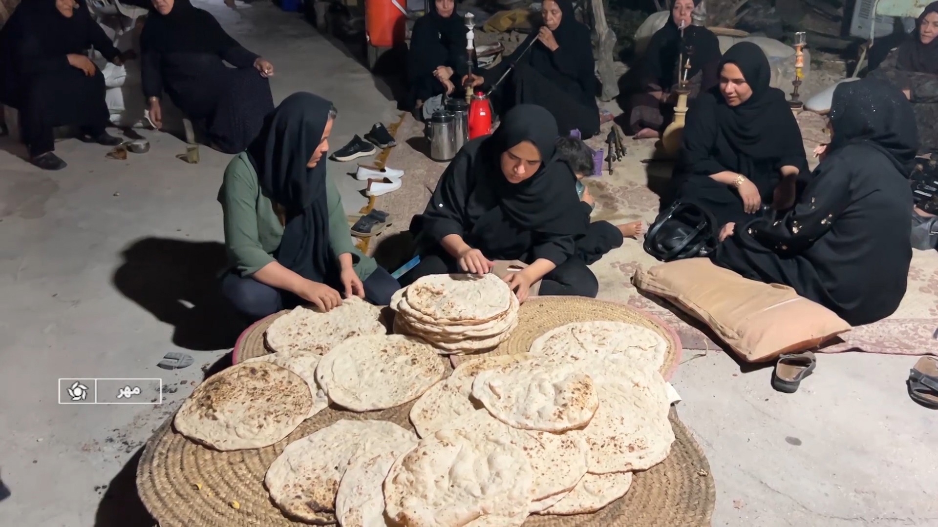 پخت و توزیع نان سنتی صلواتی در شهرستان مهر