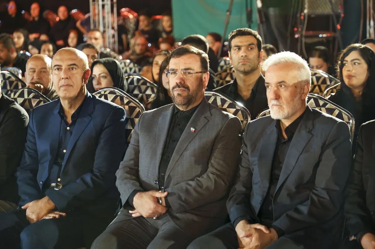 📸حضور استاندار فارس در مراسم عزاداری شب عاشورای حسینی
