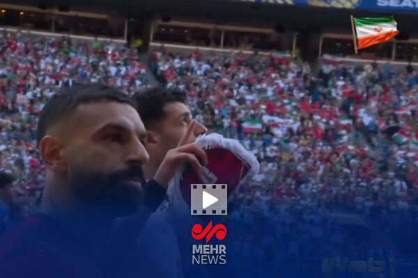واکنش جالب صلاح و طارمی هنگام ورود به زمین بازی