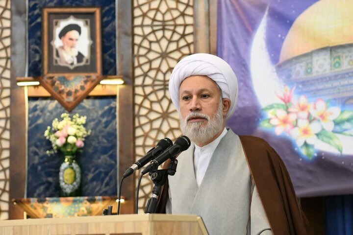 تاکید امام جمعه شیراز بر همدلی همه اقشار مردم در بدرقه  باشکوه قائد شهید امت