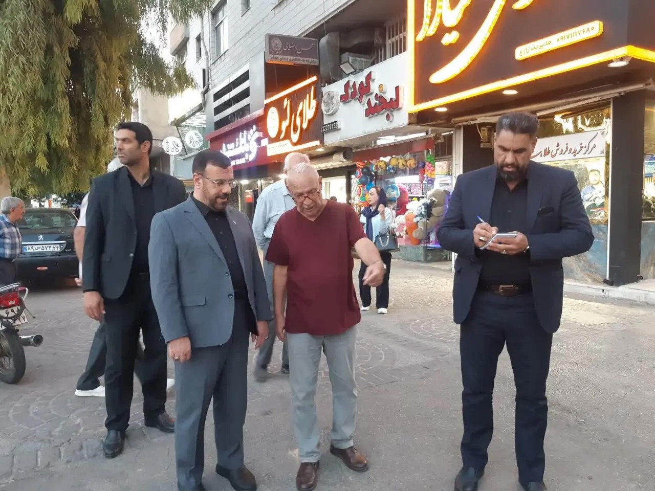 📸حضور استاندار فارس در سطح شهر و دیدار و گفت و گو با اقشار مختلف مردم