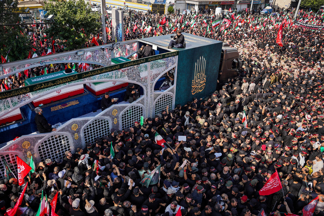 رهبر شهید انقلاب بر دوش ملت؛ جهان نظاره‌گر نمایش وحدت ایرانیان