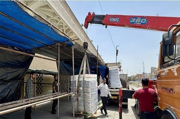 برپایی موکب اصناف شیراز در مسیر قم - تهران برای خدمت به زائران امام شهید