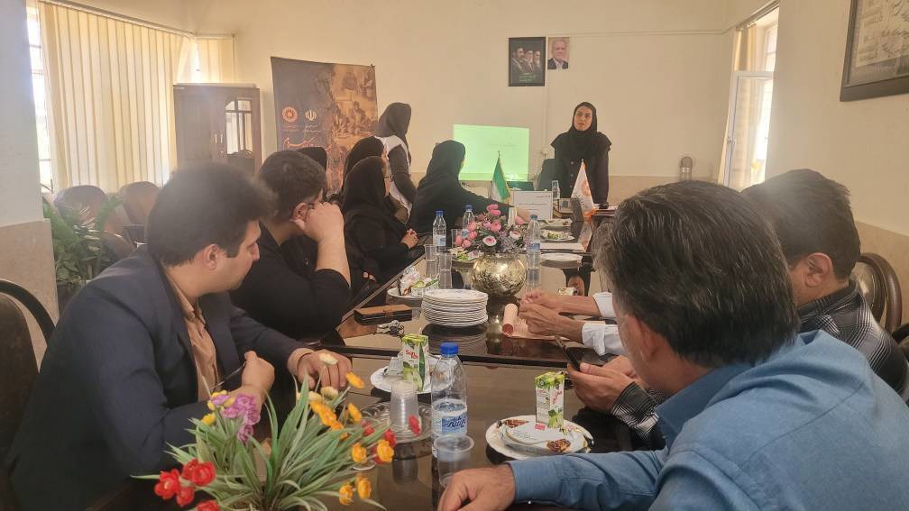 نشست آموزشی دواطلبان سلامت به مناسبت هفته بهزیستی در آباده