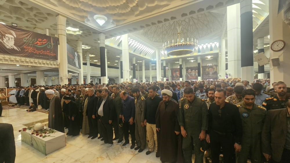 اقامه نماز بر پیکر  خلبان کاظمی در حرم شاهچراغ (ع)