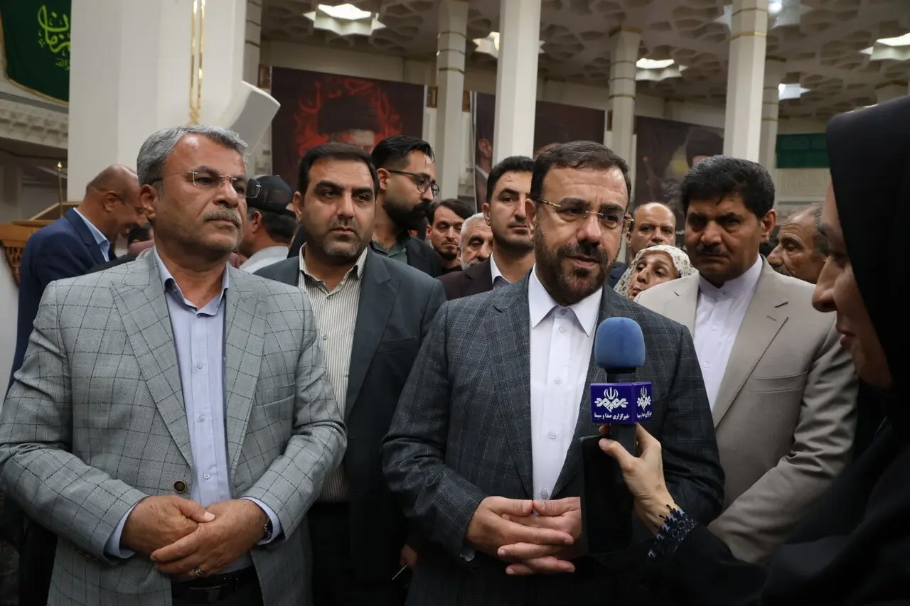 برگزاری میز خدمت در حرم مطهرشاهچراغ(ع) با تمرکز بر گره‌گشایی از مشکلات مردم