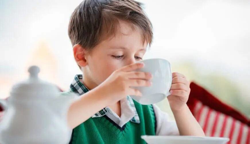 نوشیدنی محبوب ایرانی‌ها برای کودکان چقدر مناسب است؟ | آخرین خبر