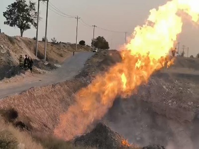 فیلم/ صدای انفجار در مشهد مربوط به ترکیدگی و آتش‌سوزی خط لوله گاز بود