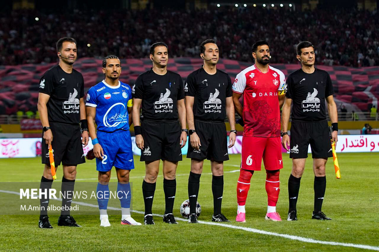 بطری‌باران در دربی ۱۰۷؛ اعتراض پرسپولیسی‌ها به بنیادی‌فرد