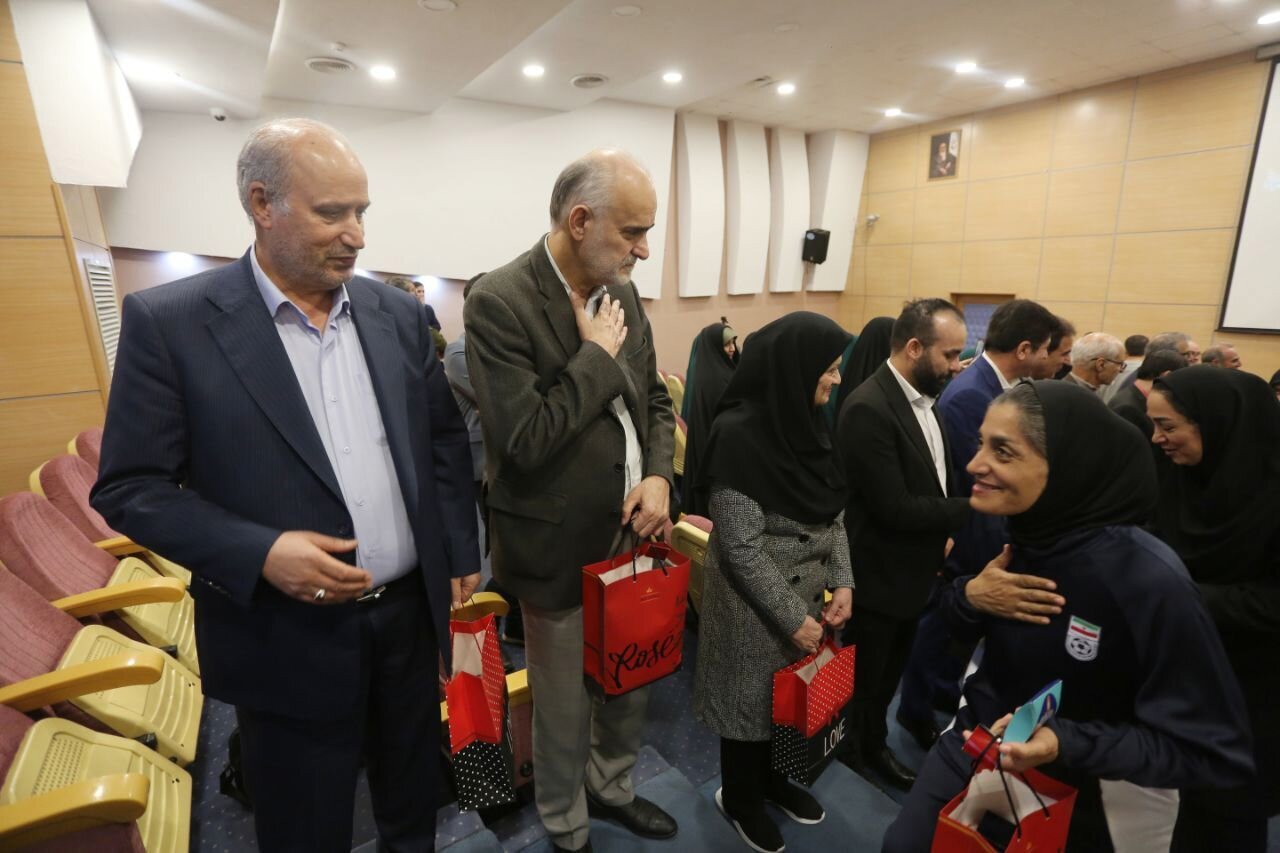 دوگانگی در تصمیم فدراسیون فوتبال؛مربیان ملی همچنان روی نیمکت باشگاه‌ها
