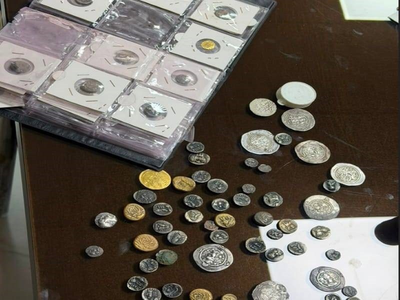 توقف قاچاق آثار باستانی در شیراز ؛ کشف ۱۴۹ سکه تاریخی در کلانتری قصرالدشت