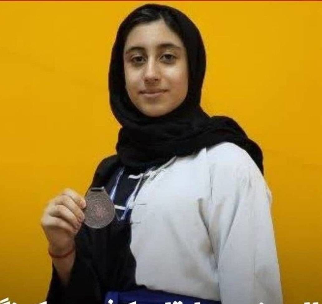 نشان برنز کونگ فو کشور بر گردن نوجوان جهرمی