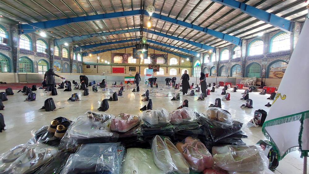 اهدا ۱۳۰ بسته نوشت افزار به دانش آموزان نیازمند شهرستان آباده