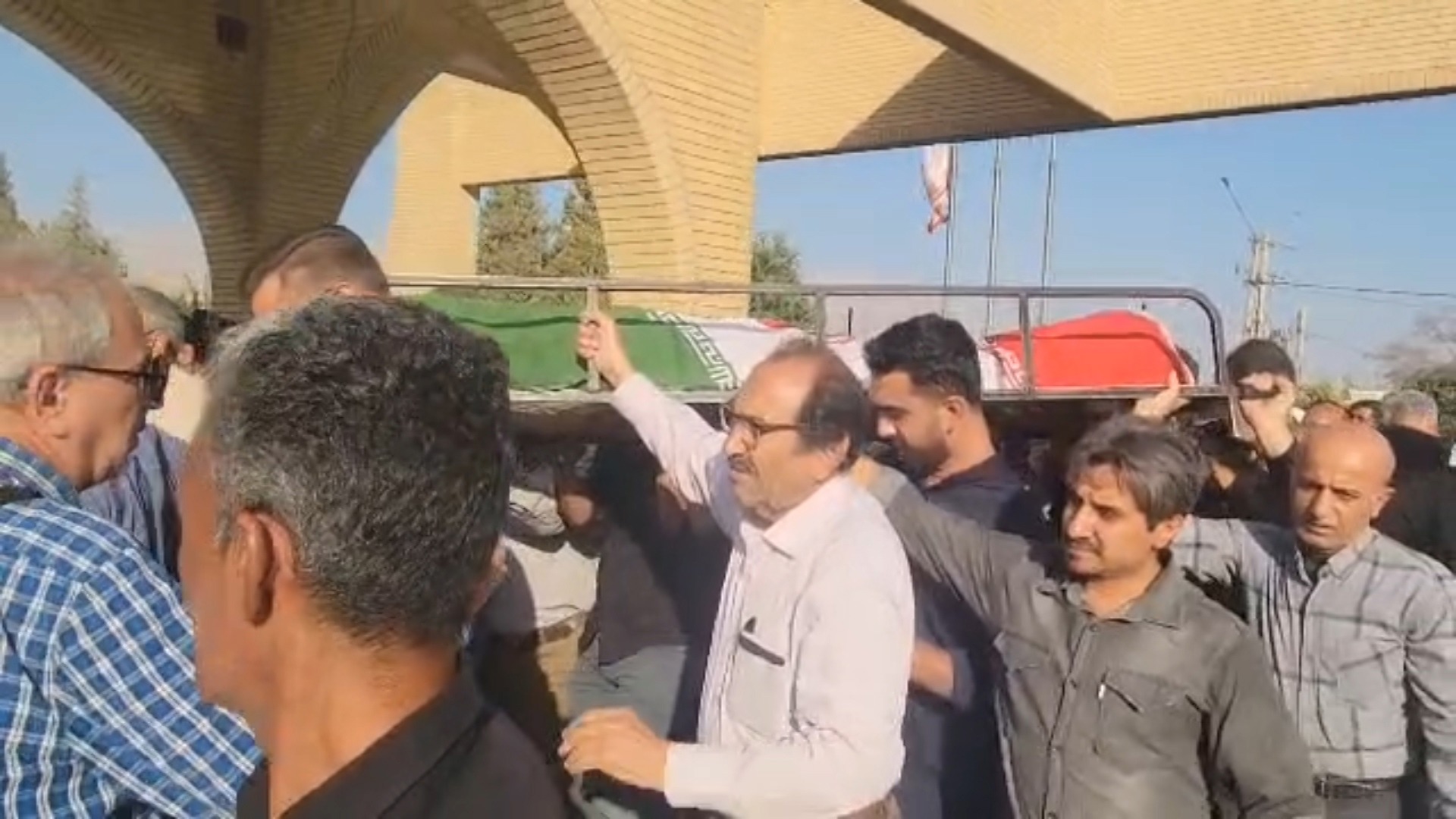 تشییع پیکر پدر ۲ شهید در داراب فارس