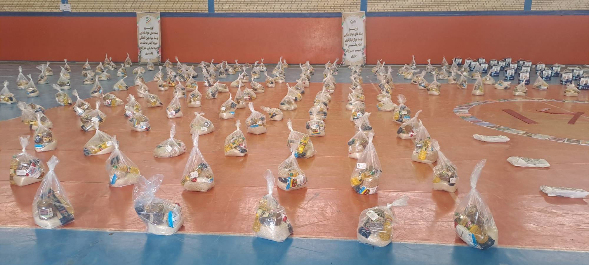 اهدای نوشت افزار به خانواده‌های کم برخوردار در خرامه استان فارس