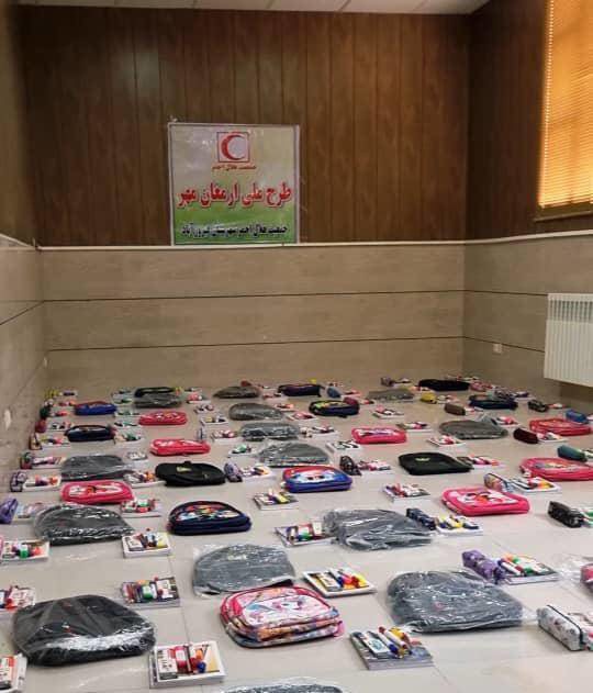 اهدای ۱۰۰ بسته نوشت افزار به دانش آموزان نیازمند فیروزآباد فارس
