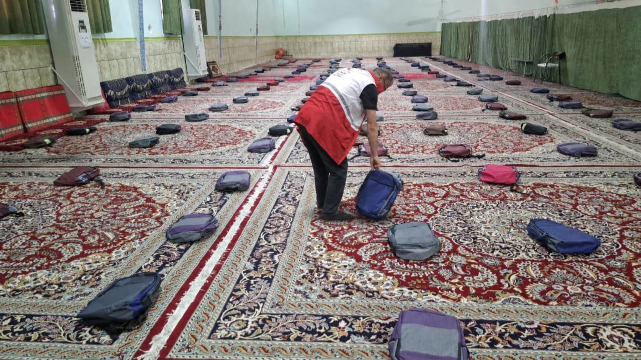 توزیع بسته های نوشت افزار در قیروکارزین فارس