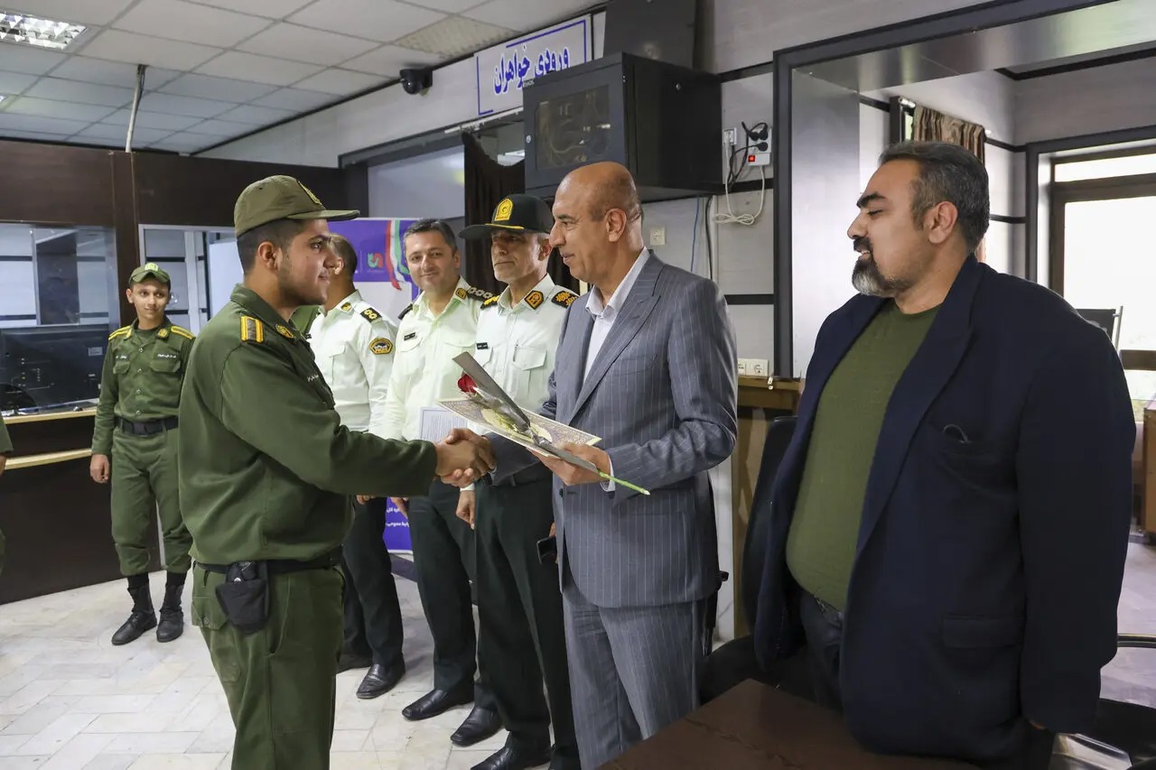 تجلیل معاون توسعه استانداری فارس از سربازان و افسران کلانتری استانداری