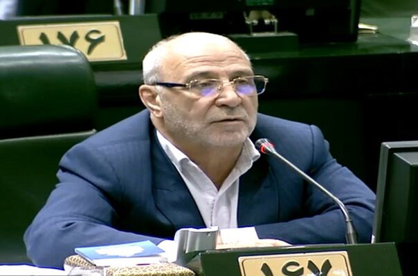 نماینده مجلس: بازار غیررسمی ارز عملاً مبنای قیمت‌گذاری شده است