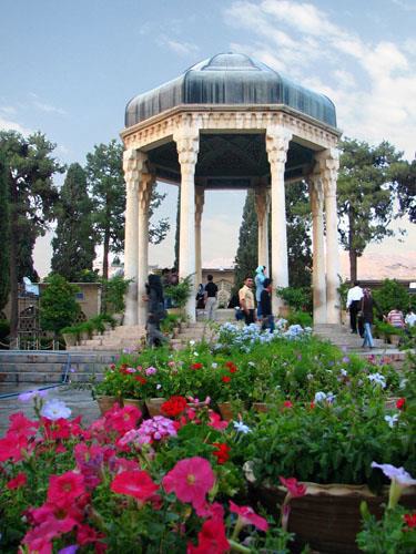 یادروز حافظ؛ از مراسم رسمی به سمت «جشن مردمی»