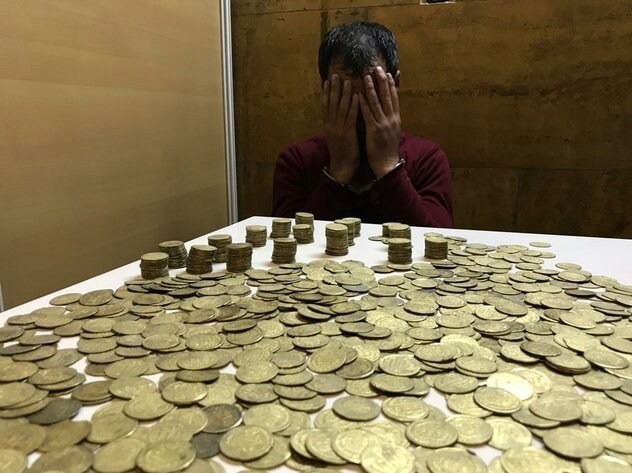 کشف ۲۳ قطعه سکه تاریخی در ایستگاه مترو شیراز
