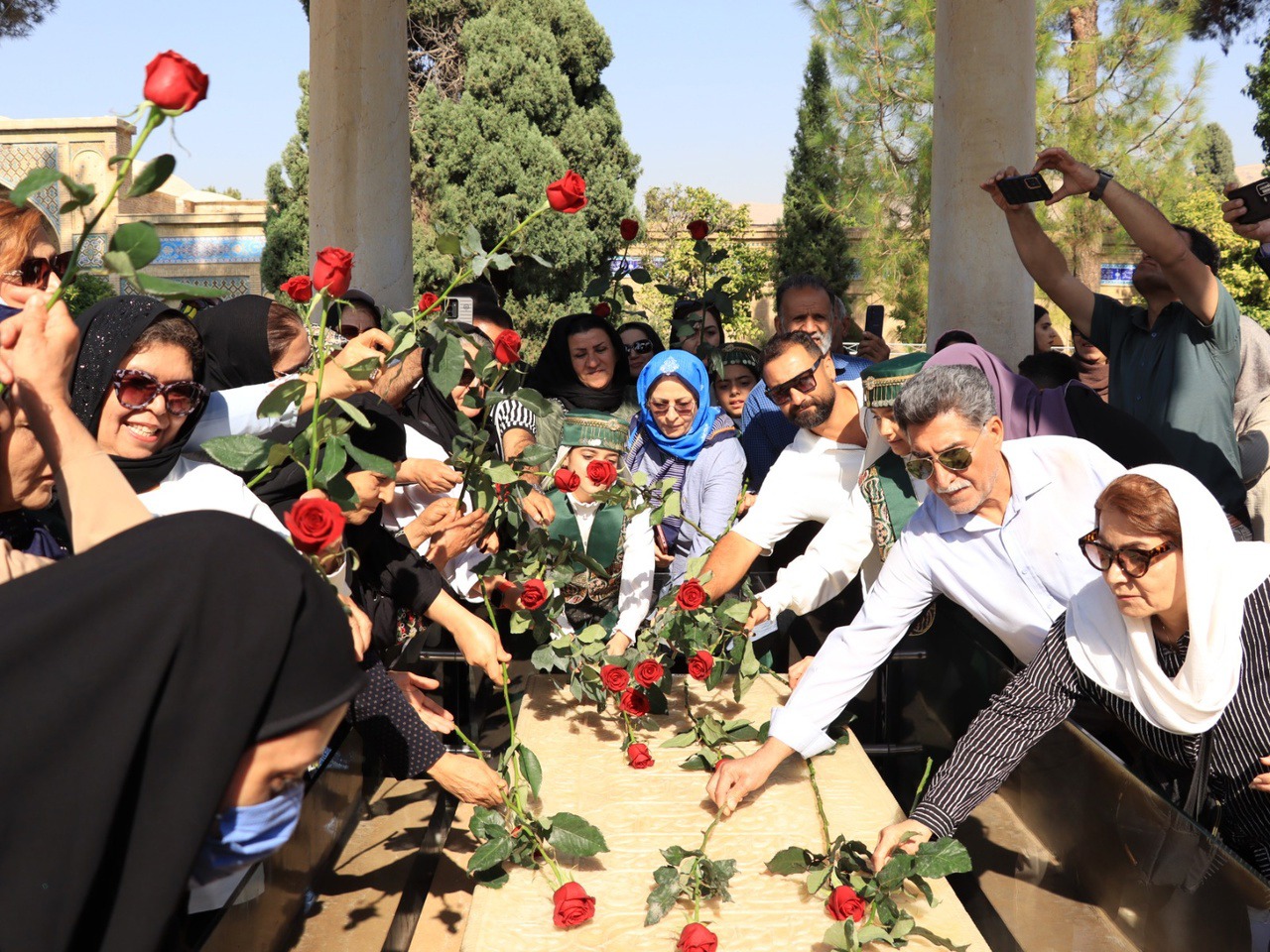 گلباران آرامگاه حافظ با حضور جمعی از دوستداران فرهنگ و ادب در شیراز