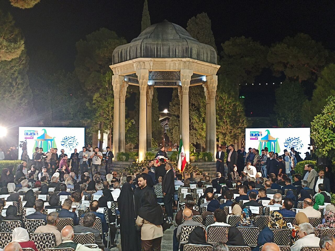 ادای احترام مسئولان کشوری و استانی به حافظ شیرازی در آرامگاه لسان‌الغیب