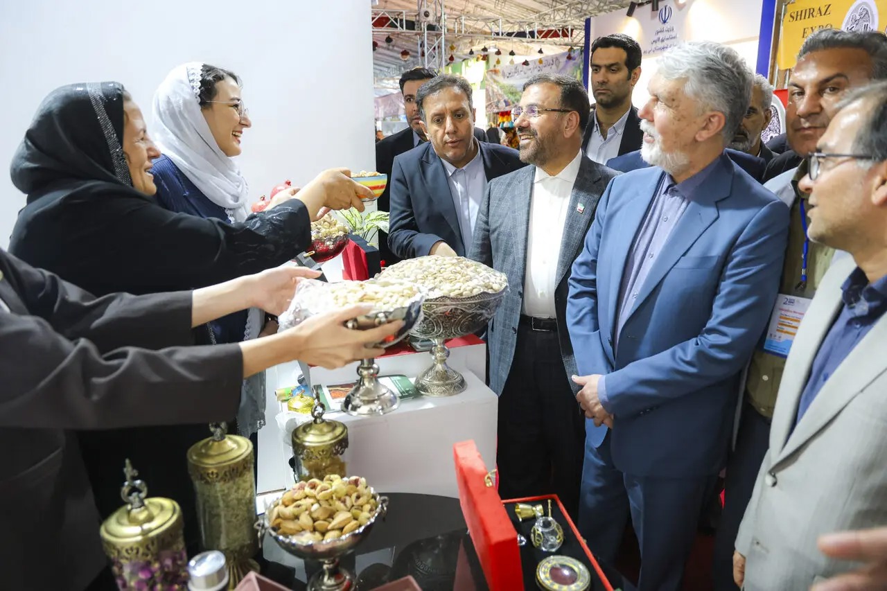 بازدید استاندار فارس و وزیر فرهنگ و ارشاد از «آرت اکسپو» شیراز