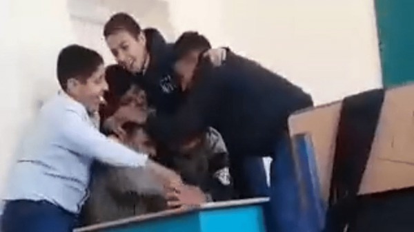 ماجرای فیلم کتک خوردن یک معلم در مدرسه چه بود؟